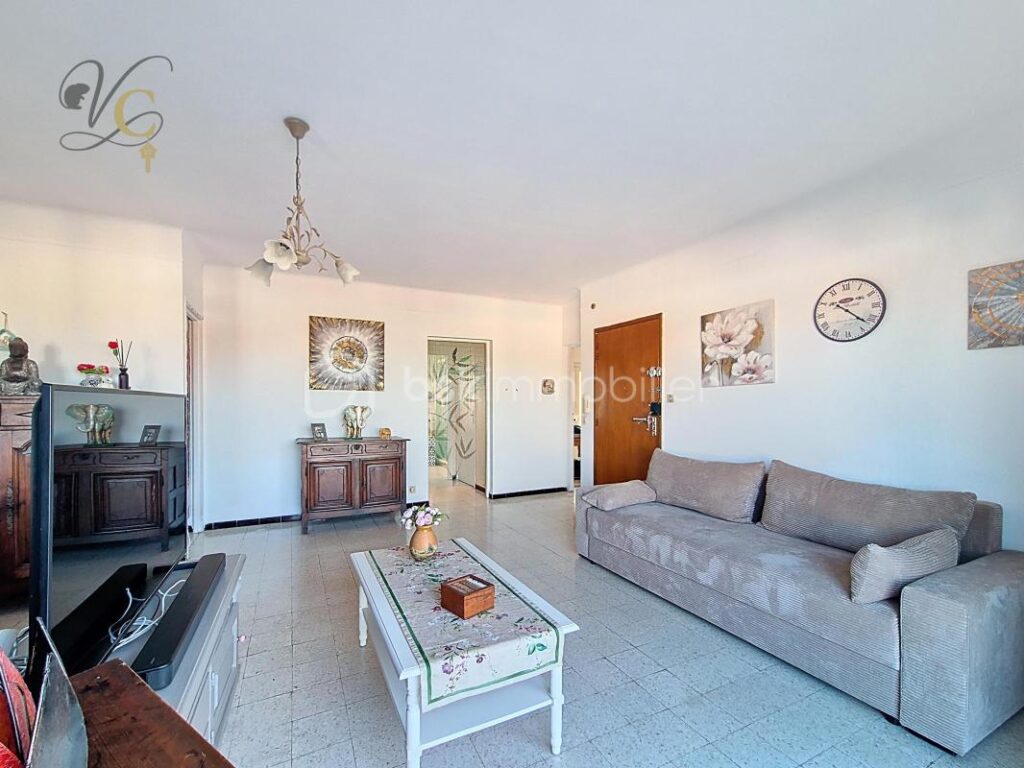 Appartement lumineux au dernier étage avec terrasse et parking sécurisé – 3 pièces – 2 chambres – 68 m²