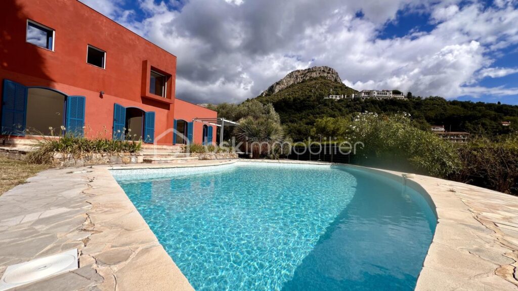 VILLA D’ARCHITECTE – VUE MER PANORAMIQUE – PISCINE – GARAGE – PROCHE CENTRE-VILLE – 7 pièces – 5 chambres – 230 m²