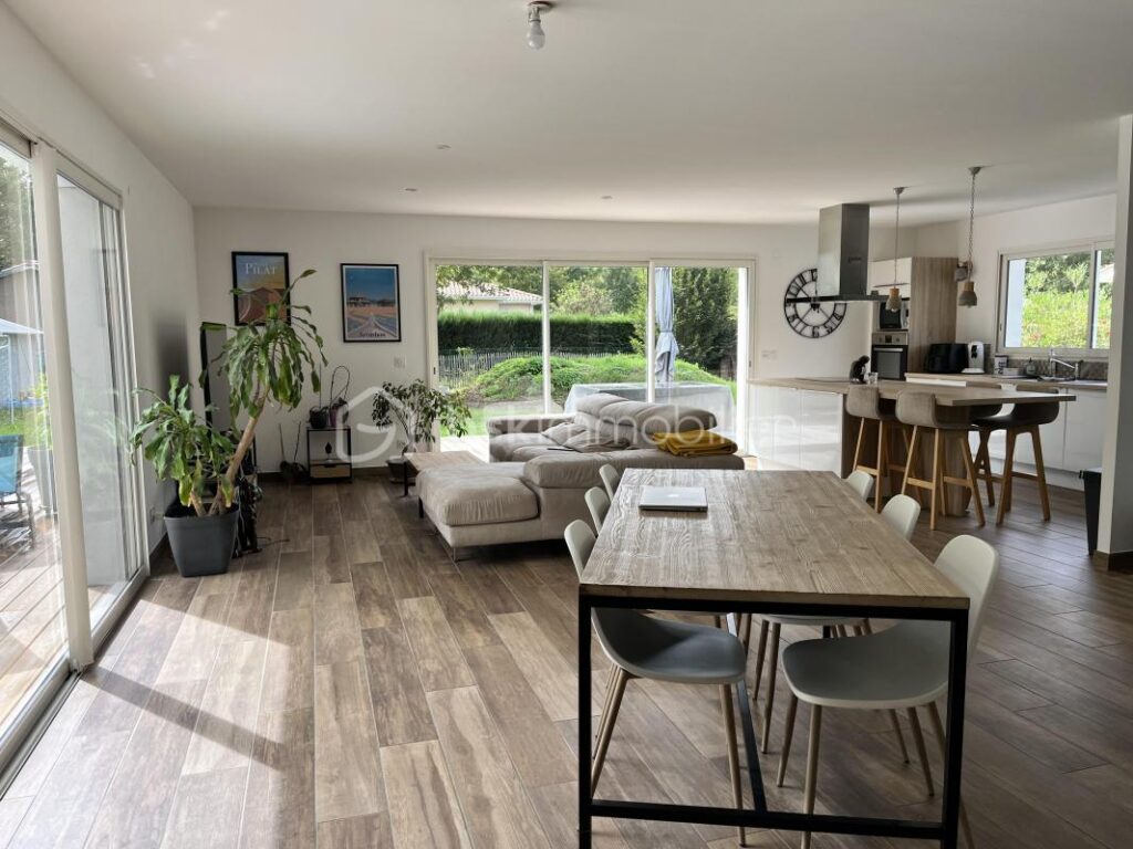 Maison contemporaine avec piscine – 4 pièces – 3 chambres – 130 m²