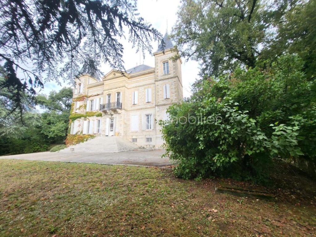 CHATEAU 32 PIECES+DEPENDANCES – PROPRIETE 9 HECTARES – NR pièces – 4 chambres – 919 m²