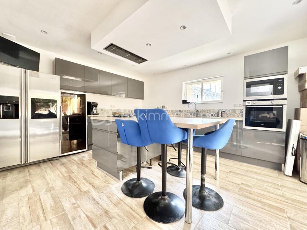 Maison de maître rénovée avec piscine , Jardin et Place de Parking à Saint-Chinian – 6 pièces – 5 chambres – 180 m²