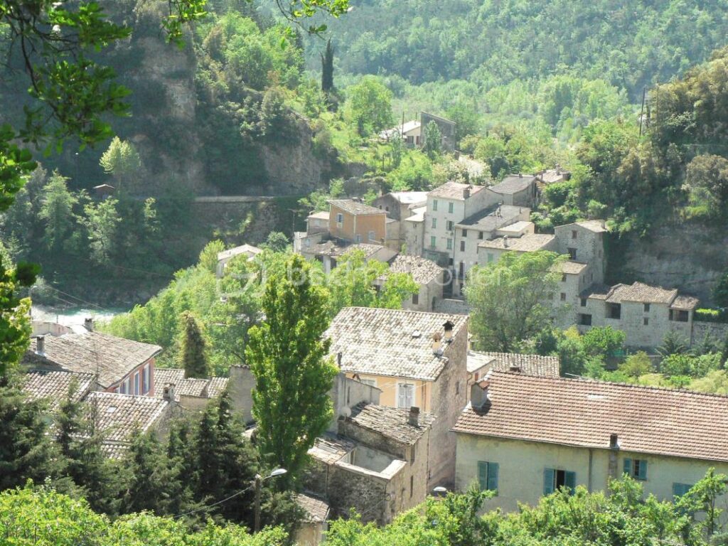 Un terrain, plusieurs projets – Roquestéron, vallée de l’Estéron – NR pièces – NR chambres – 1591 m²