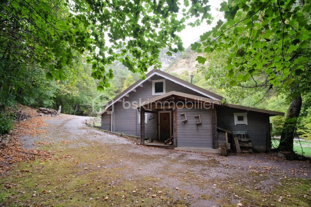 Chalet récent en bois au bord de la rivière sur un terrain plat de 5 460 m² – 3 pièces – 2 chambres – 70 m²