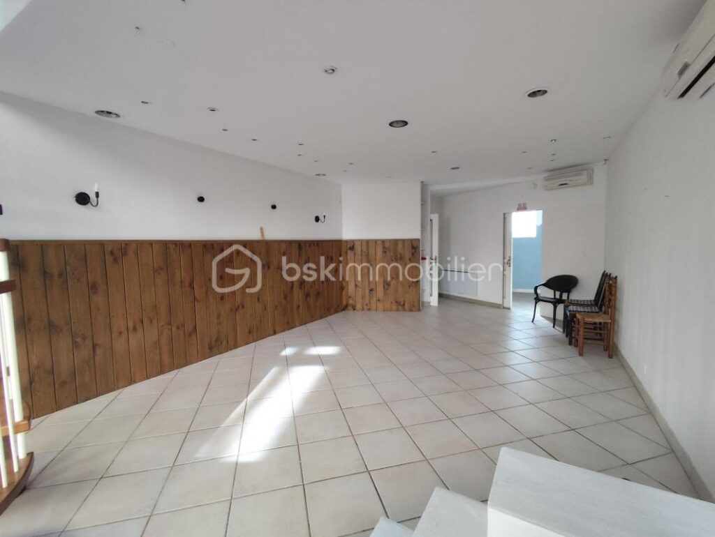 IMMEUBLE PROCHE DES COMMODITES – 7 pièces – NR chambres – 140 m²