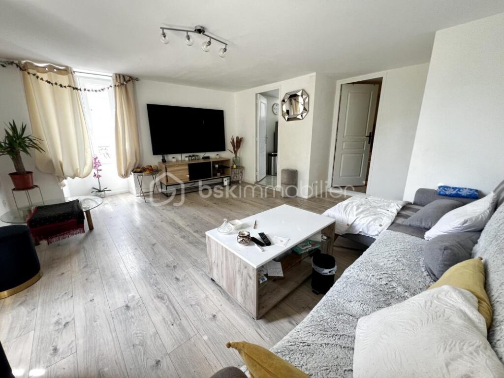 Charmant bâtiment rénové au cœur de Mouroux avec terrains à bâtir divisible – 10 pièces – NR chambres – 220 m²