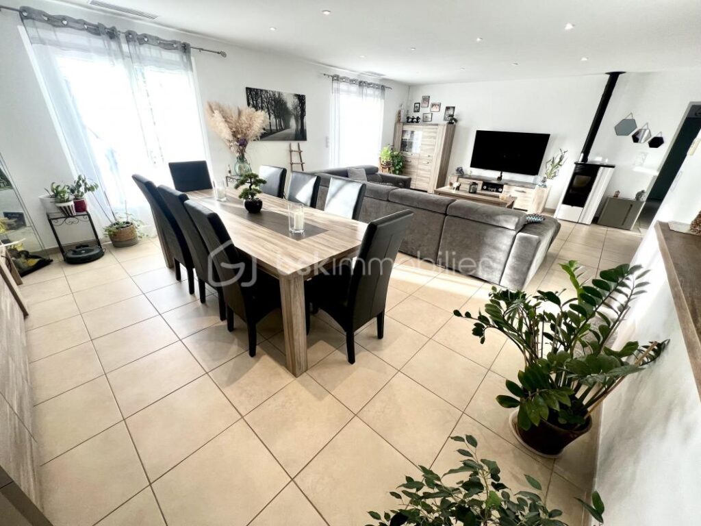 Villecroze (83690) – Villa de plain pied – 3 Chambres – Piscine – Garage – 4 pièces – 3 chambres – 115 m²