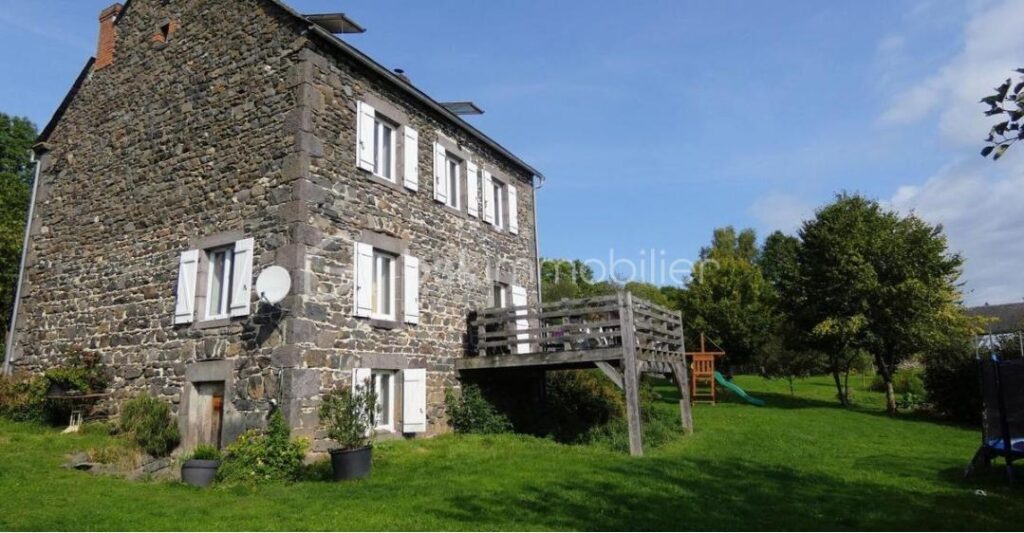 🏡 Maison de charme en pierre – 7 pièces – Vue exceptionnelle sur le Puy-de-Dôme – 7 pièces – 5 chambres – 150 m²