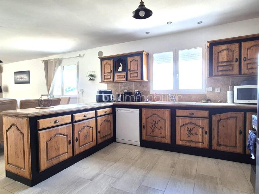 Propriété rare :Villa avec piscine et 3 dépendances locatives – Un placement idéal – 9 pièces – 7 chambres – 190 m²