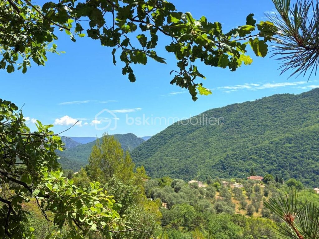 Terrain constructible de 1 605 m² – Vue panoramique – Pierrefeu (06910) À seulement 45 minutes de Nice, dans un cadre naturel privilégié – NR pièces – NR chambres – 1605 m²