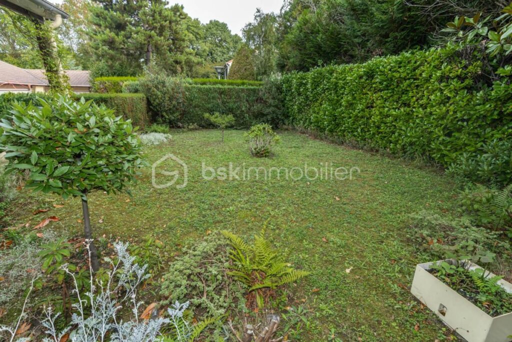 Maison de plain-pied – 151 m² – Jardin arboré d’environ 800 m² – 5 pièces – 3 chambres – 151 m²