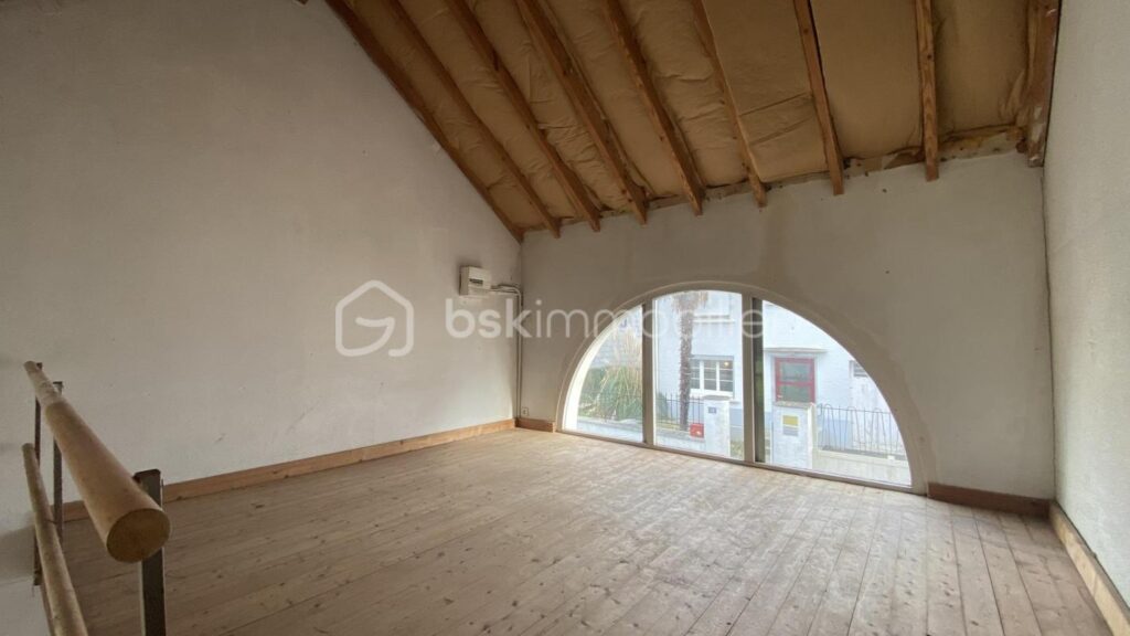 Maison 110m², 2 chambres , mezzanine, jardin 500m², dépendances – 5 pièces – 2 chambres – 112 m²