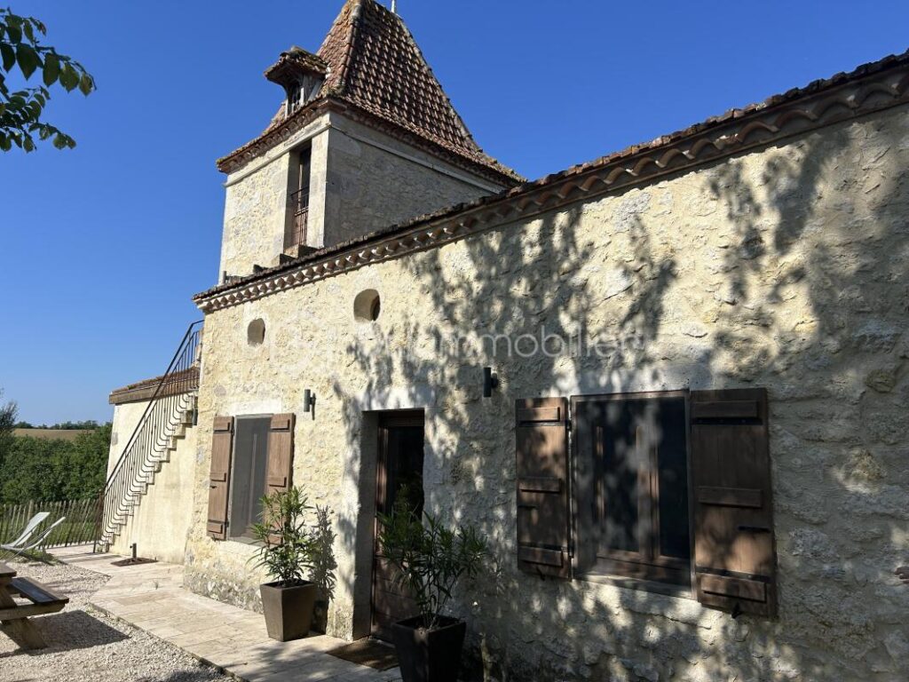 MAGNIFIQUE PROPRIETE EN PIERRES – VUE – CALME – GITES – DEPENDANCES – SOURCE – ETANG – NR pièces – NR chambres – 885 m²