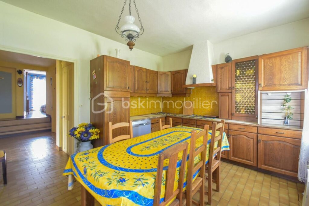 Maison familiale de 167m2 proche commodités – 7 pièces – 5 chambres – 167 m²