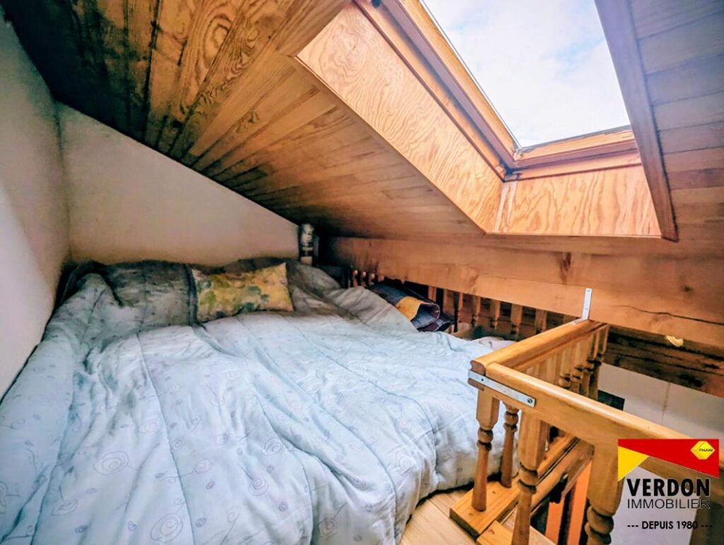 STUDIO mezzanine atypique de + de 24 m² – 1 pièce – NR chambres – 24 m²