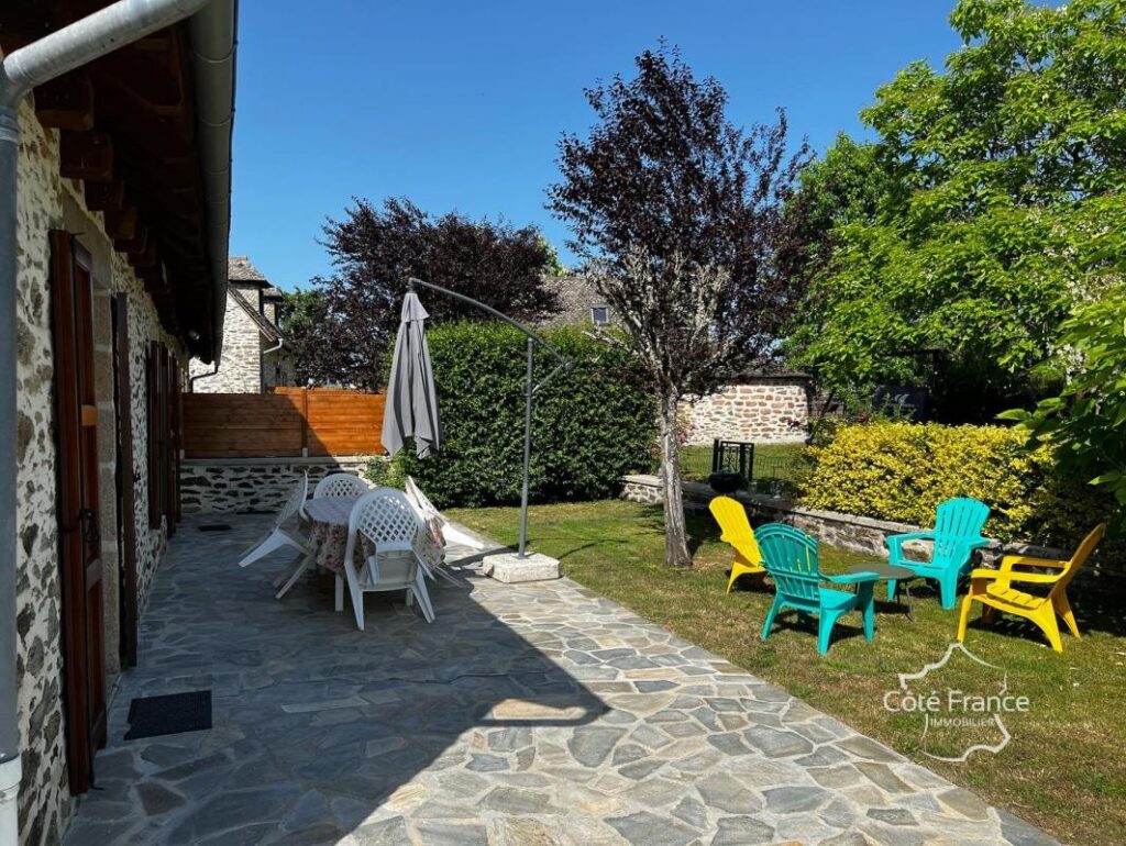 Ensemble de 4 maisons Cantales authentiques à proximité du l – 14 pièces – 7 chambres – 291 m²
