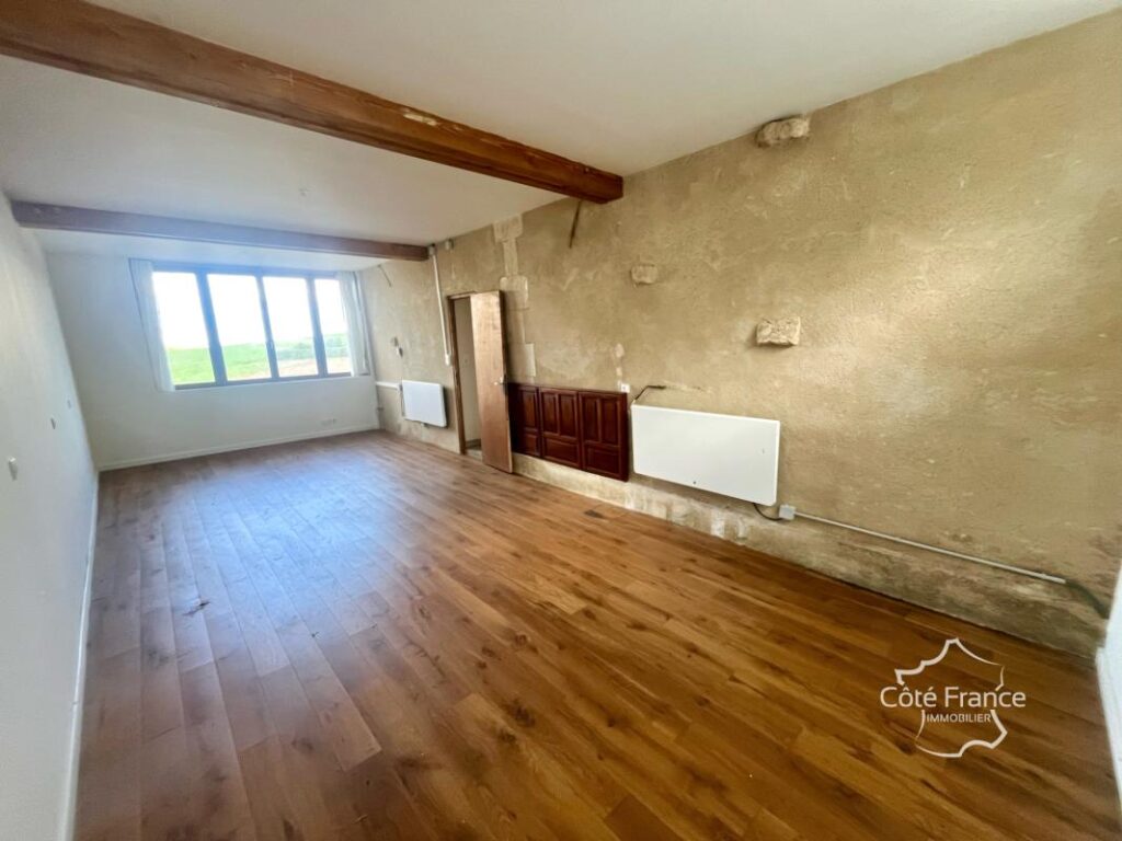 Charmante longère de 160 m2 habitables avec dépendances et j – 6 pièces – 4 chambres – 160 m²