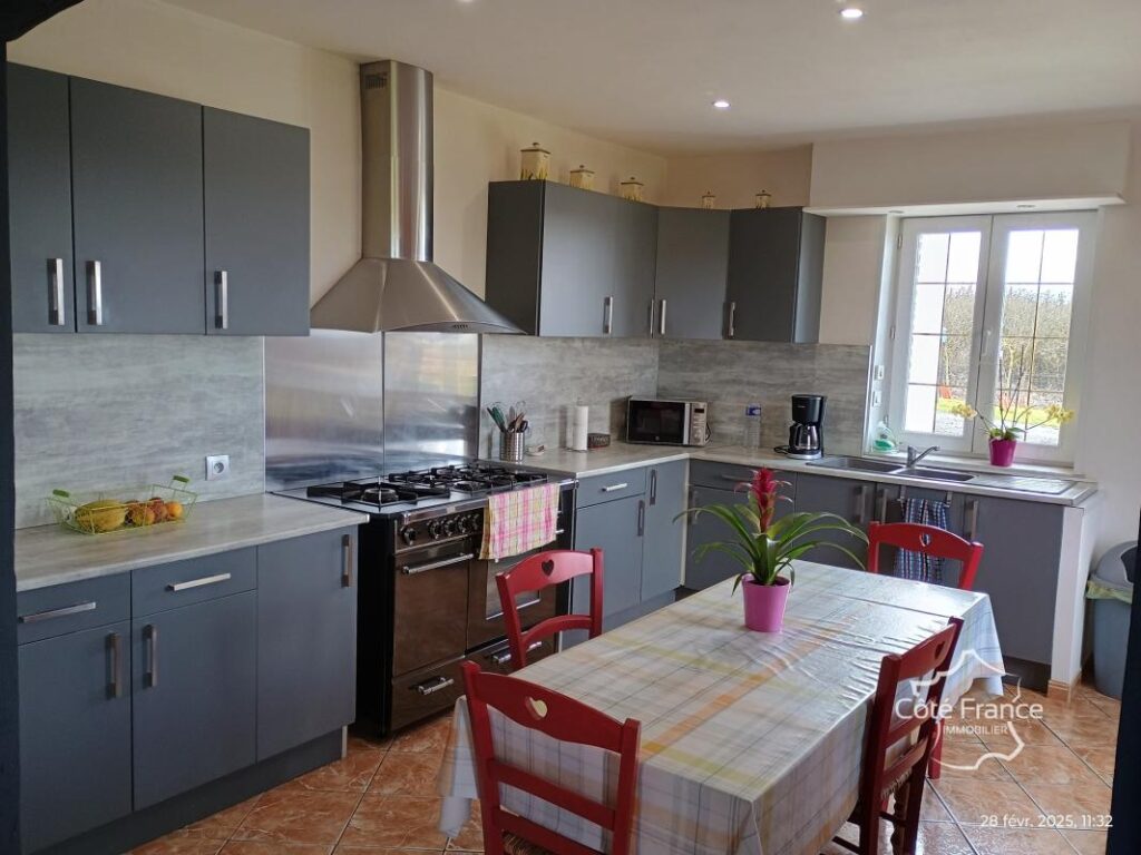 AISNE – VERVINS – CORPS DE FERME sur plus de 5500 m2 de terr – 8 pièces – 3 chambres – 185 m²