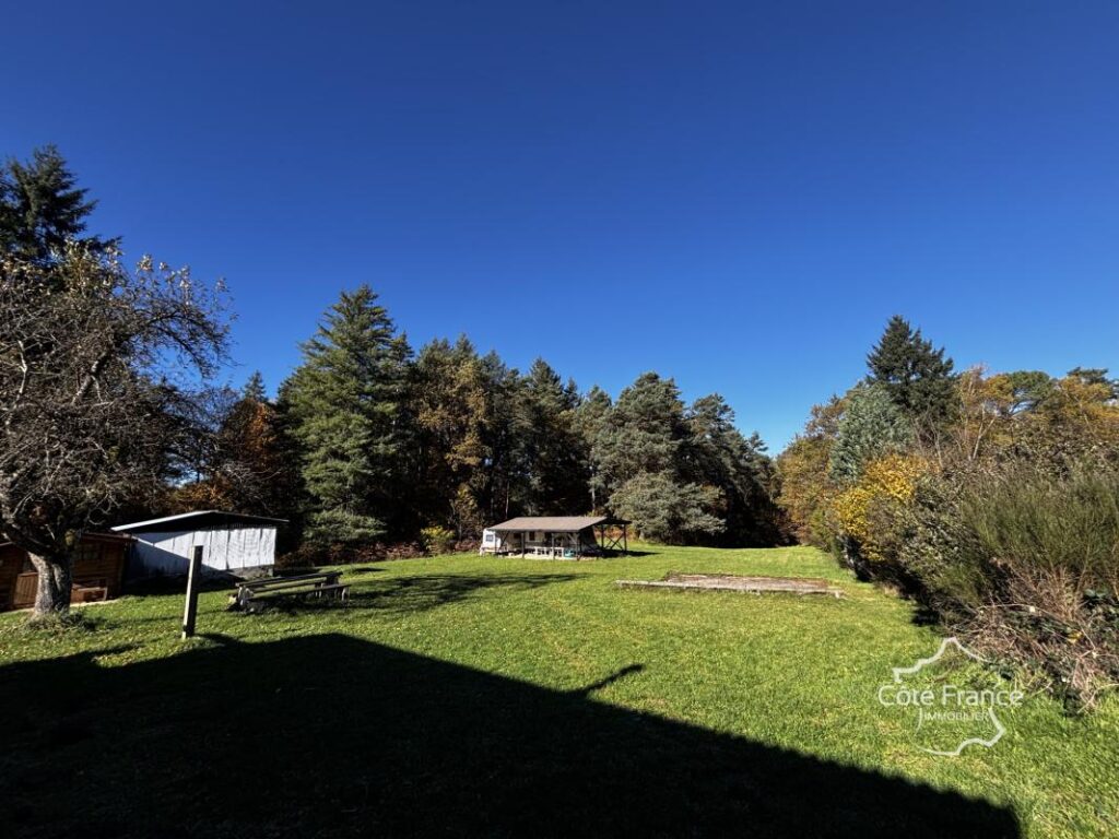 Maison d’été très charmante avec plus de 5 hectares du terra – 3 pièces – 2 chambres – 65 m²