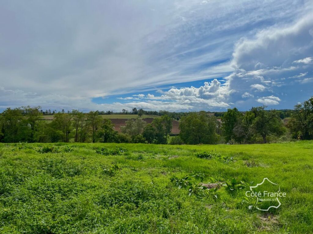 À vendre Exceptionnel terrain constructible de 7 280 m2 av – NR pièces – NR chambres – 7280 m²