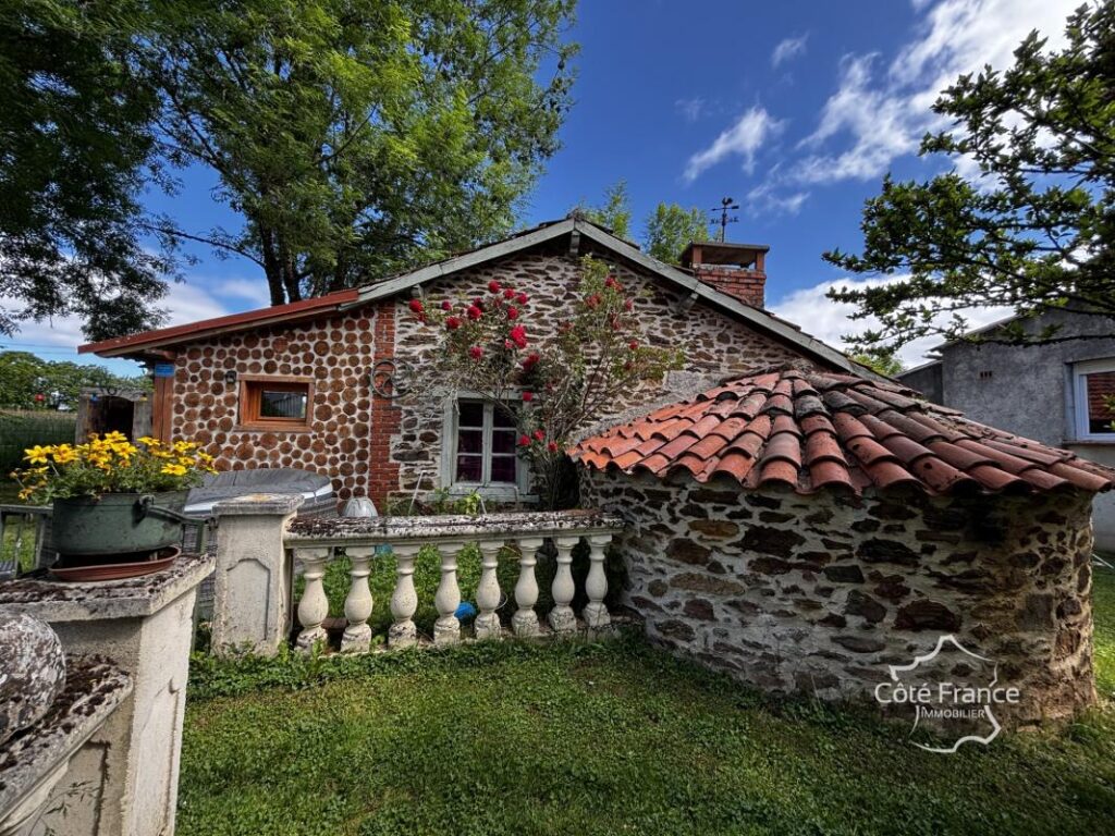 Corps de ferme avec maison d’habitation, plusieurs grandes d – 6 pièces – 3 chambres – 98 m²
