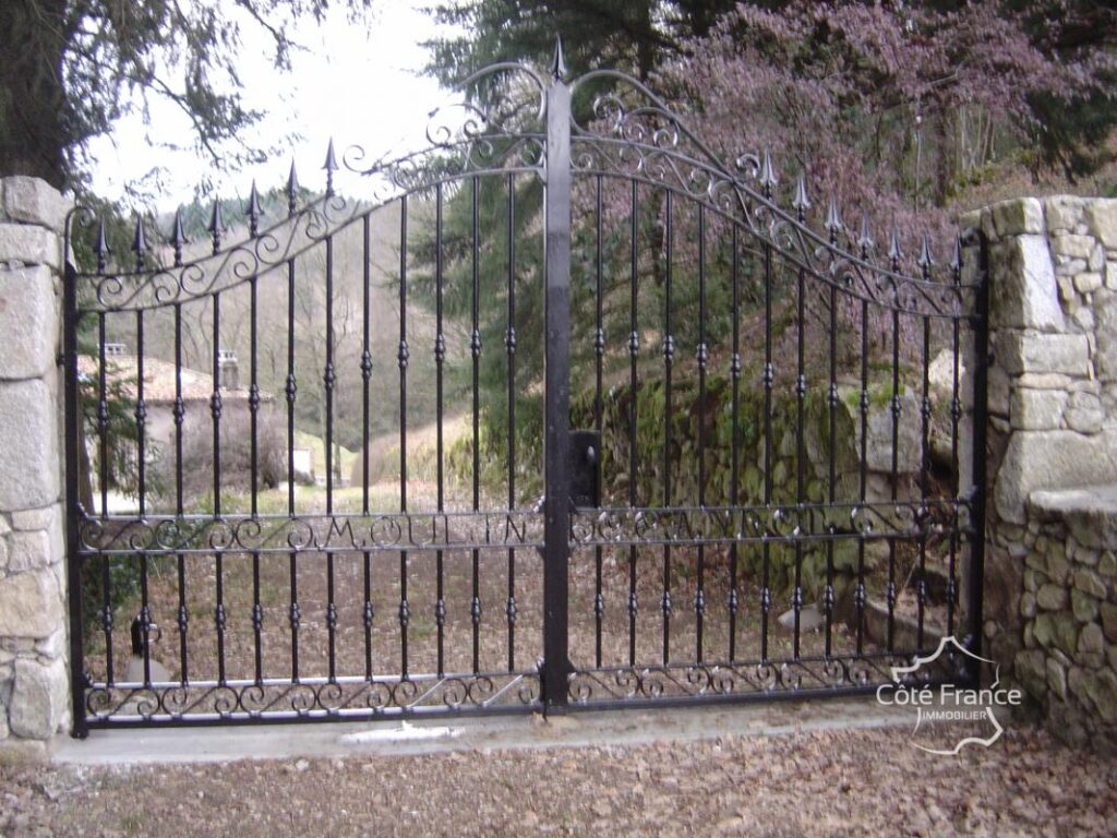 Ancien moulin avec droit d’eau et 2,2 hectares du terrain, C – 7 pièces – 4 chambres – 209 m²