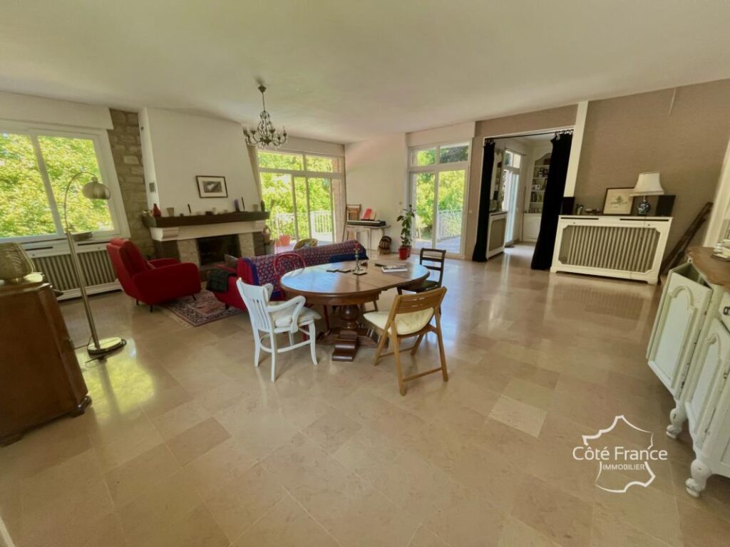 Élégante propriété familiale avec dépendance, terrain, pisci – 8 pièces – 5 chambres – 236 m²