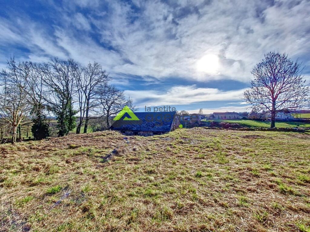 Grange de 200 m2 – AHUN – 2 pièces – 1 chambre – 200 m²