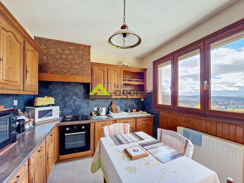 Maison sur sous-sol – BOURGANEUF – 5 pièces – 4 chambres – 125 m²