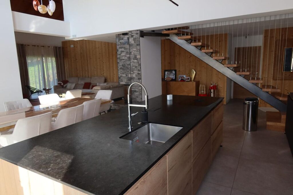 Maison L Hopital Du Grosbois 7 pièce(s) 185 m2 – 7 pièces – 4 chambres – 185 m²