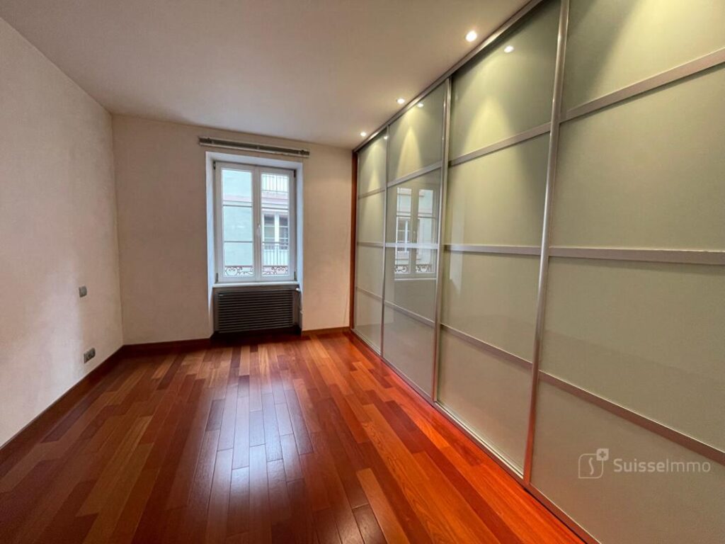 Vieille ville sur la place d’armes, bel appartement 5 pièces de 91.85M2 – 5 pièces – 3 chambres – 91 m²
