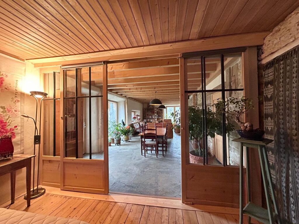 ANCIEN CORPS DE FERME RENOVE 8 PIECES 222 m² SUR TERRAIN DE 46 ARES 390000 EUROS – 8 pièces – 3 chambres – 222 m²