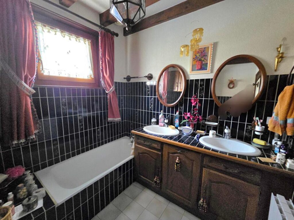 MAISON 7 PIECES 147 M² SUR TERRAIN DE 12 ARES 375000 EUROS – 7 pièces – 5 chambres – 147 m²