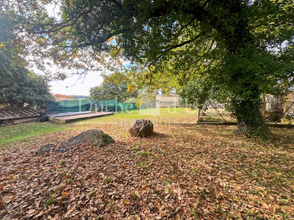 Terrain – NR pièces – NR chambres – 700 m²