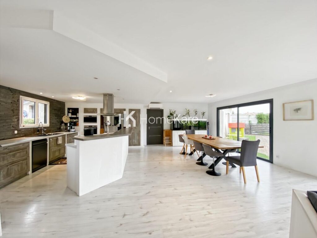 VILLA AVEC VUE, PISCINE, DEPENDANCE ET GRAND GARAGE – 8 pièces – 6 chambres – 275 m²