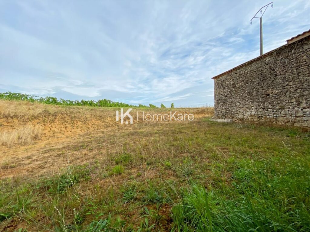 UNE BELLE BATISSE EN PIERRE DANS UN ECRIN DE VERDURE – 5 pièces – 4 chambres – 180 m²