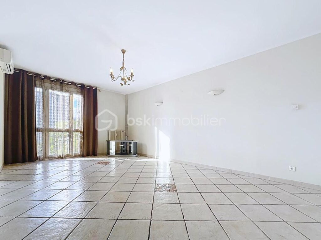 T4 101 m² ÉTAGE ÉLEVÉ – VUE MASSIFS – 2 BALCONS – GARAGE 20 m² – GRENOBLE 38100 – 5 pièces – 3 chambres – 101 m²