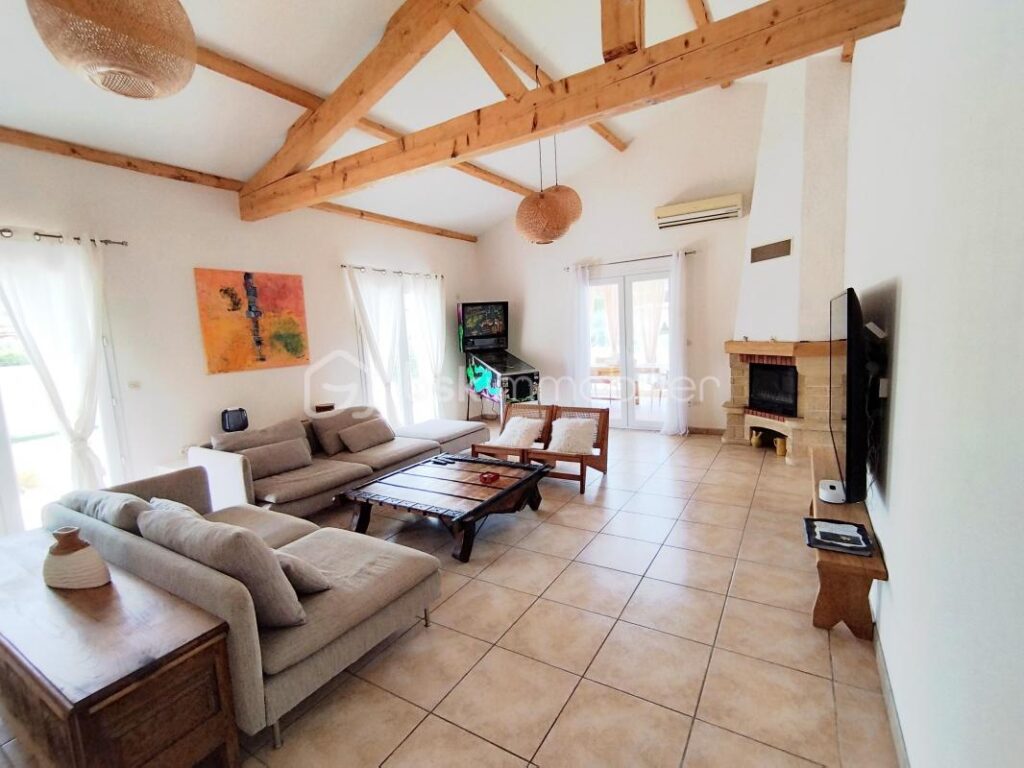 Villa avec un appartement sur 2000 m² de terrain – 8 pièces – 4 chambres – 219 m²