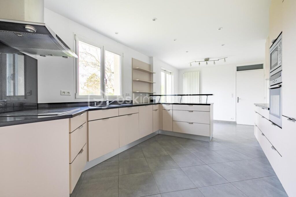 Maison familiale type ‘ORANGER’ 210m² à SAINT-WITZ – 8 pièces – 5 chambres – 210 m²