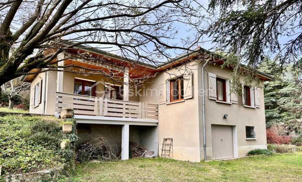 VILLA AVEC SOUS-SOL COMPLET SUR 2 510 m² DE TERRAIN CONSTRUCTIBLE – 4 pièces – 3 chambres – 103 m²