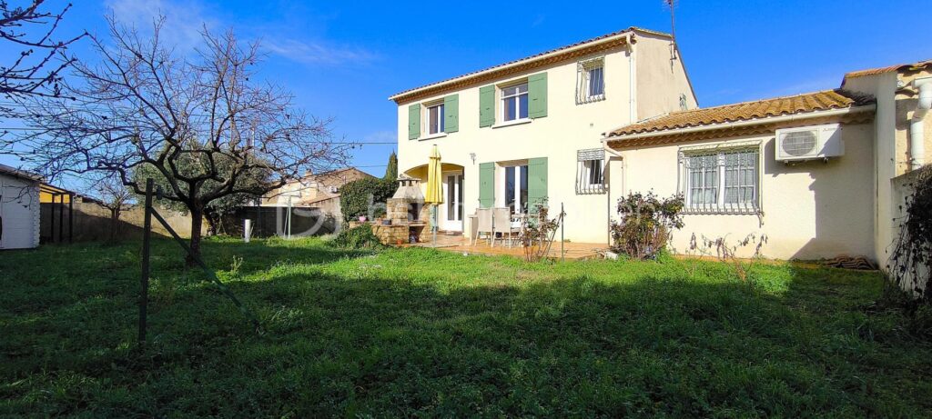 MAISON DE 5 PIÈCES DE 102 M2 HABITABLE , SUR UN ÉTAGE , AVEC 4 CHAMBRES , UN GARAGE ET UN JARDIN SUR SALON DE PROVENCE – 5 pièces – 4 chambres – 102 m²