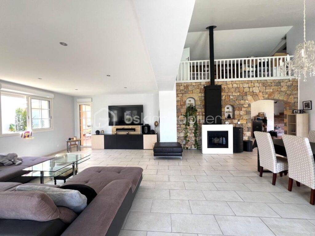 Maison 280m2 à Poussan – 7 pièces – 6 chambres – 280 m²