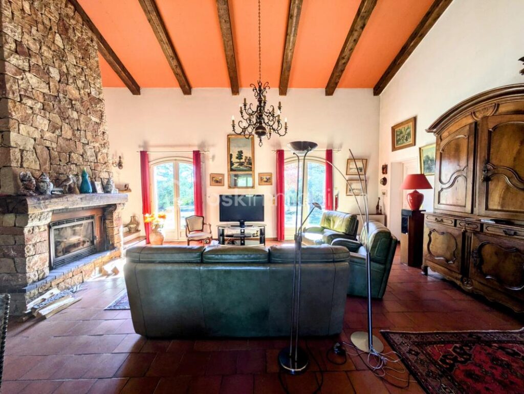 Maison d’architecte de 208m2 au calme sur terrain clos et sécurisé – 6 pièces – 4 chambres – 208 m²