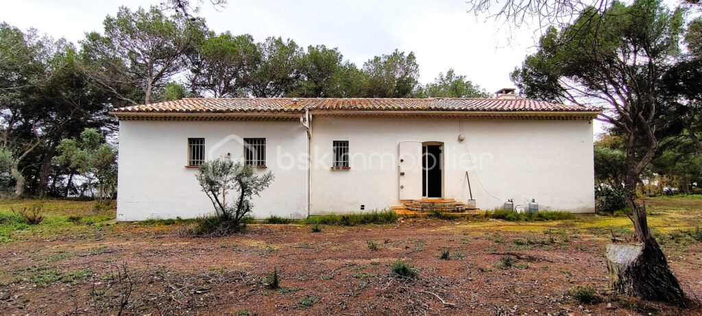 Magnifique maison sur une grande parcelle avec une dépendance et un garage , au bord de la plage de l’étang de Berre , sur Saint-Chamas – 4 pièces – 3 chambres – 127 m²