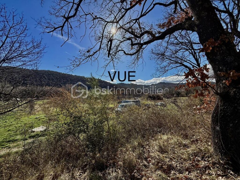 À VENDRE -COUP DE CŒUR – Terrain constructible avec vue – 634 m² – Allemagne-en-Provence . PRIX 95 000€ – NR pièces – NR chambres – 634 m²