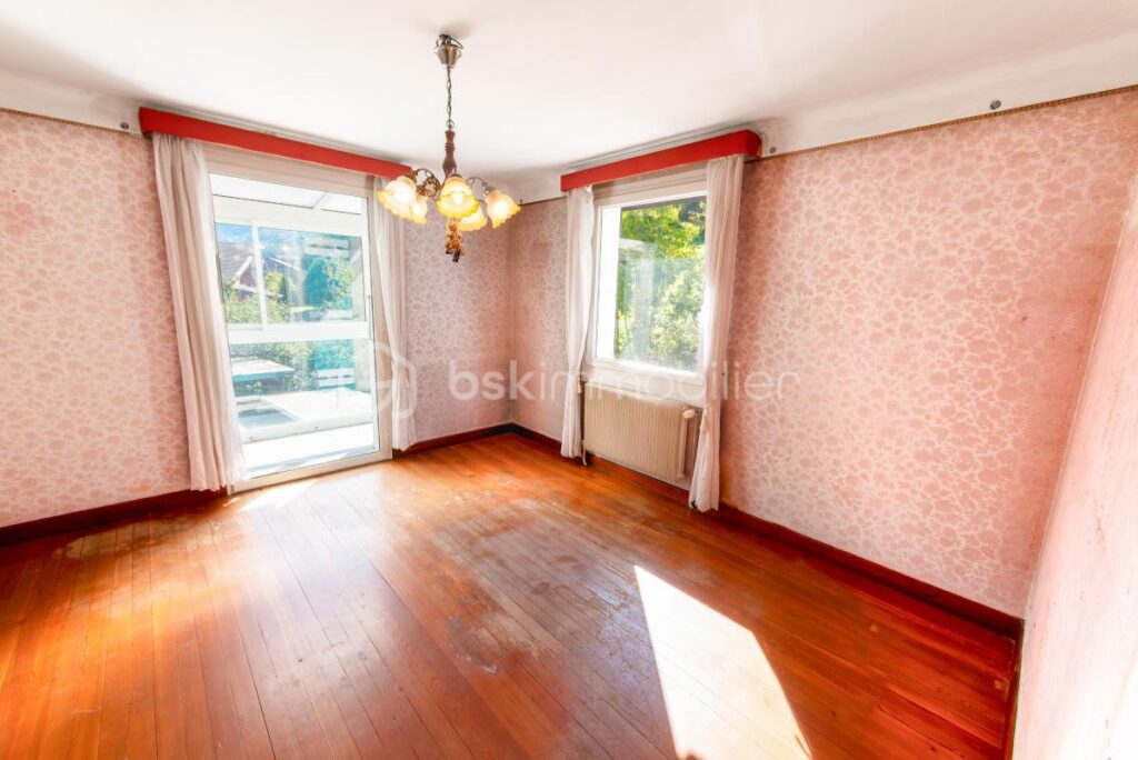 74300 – MAGLAND – GRANDE MAISON DE VILLAGE – PROJET DE RÉNOVATION – SITUATION AU CALME ET ENSOLEILLÉE – 3 NIVEAUX, 270M² DE SURFACE TOTALE POUR 170M² HABITABLES – 8 pièces – 4 chambres – 170 m²