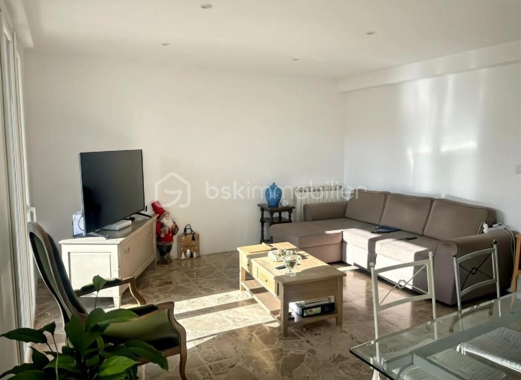 Appartement rénové tout confort 3 pièces avec terrasse et garage – 3 pièces – 2 chambres – 85 m²