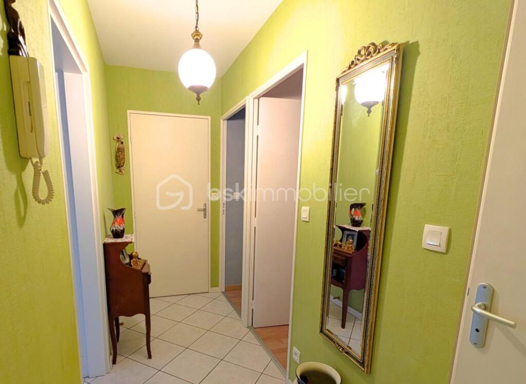 Appartement 2 chambres – 65 m² de lumière, SANS VIS-À-VIS, en hyper-centre, avec STATIONNEMENT et SOLARIUM extérieur – 3 pièces – 2 chambres – 64 m²