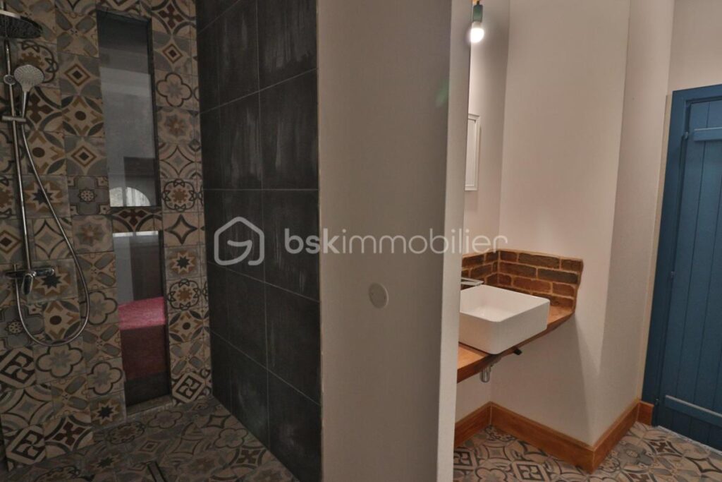 2 immeubles à rénover de 800m² avec cours, terrasse et balcon – NR pièces – NR chambres – 200 m²