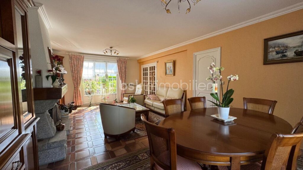 CHARMANTE MAISON TRADITIONNELLE – 8 PIÈCES – 5 CHAMBRES + 1 BUREAU – SOUS-SOL COMPLET – JARDIN CLOS ET ARBORÉ – 8 pièces – 6 chambres – 136 m²