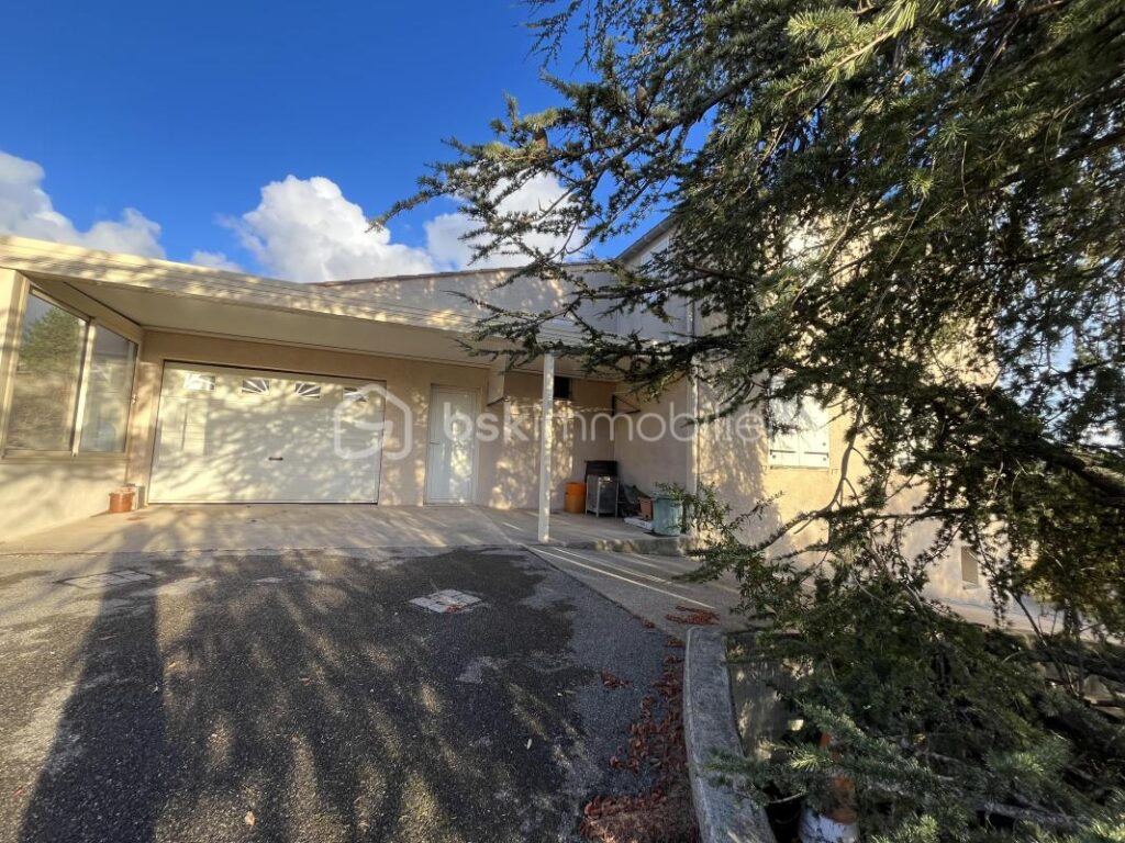 une maison de 145 m² à Saint-Étienne-les-Orgues – 4 pièces – 4 chambres – 143 m²